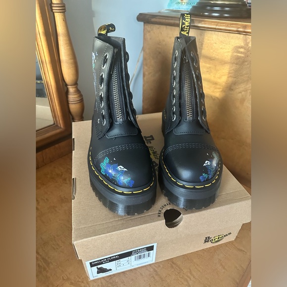 NWT Dr. Martens Black Sinclair Mystic Floral Leather Platform Boots in size USW9 - Picture 2 of 7